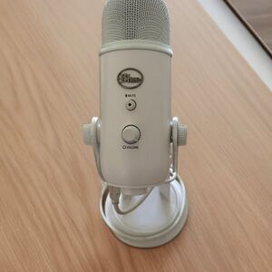 Blue Yeti USB Microphone – Whiteout Edition – Excellent Condition